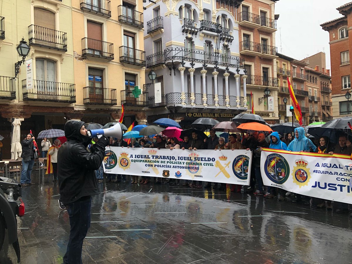 jusapol's tweet photo. #4MTeruel día lluvioso en Teruel...
Aún así asistieron +1000 personas para apoyar la #EquiparacionYa y a los policías nacionales y guardias civiles que lo reivindican. 

Gracias a todos por sumar.

Seguiremos unidos pase lo que pase puesto que la unidad está por encima de todo. https://t.co/lg0JUd1XxZ