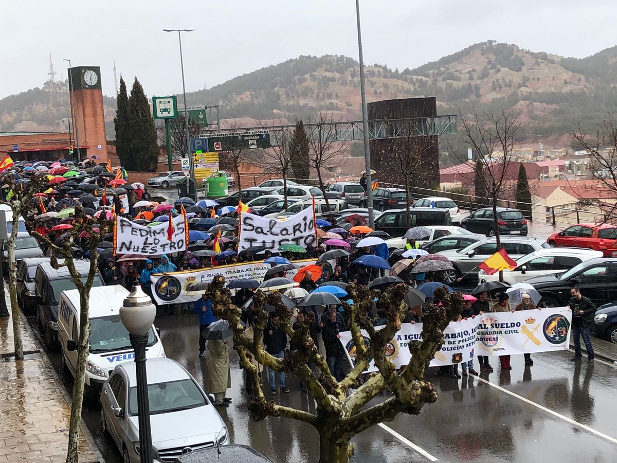 jusapol's tweet photo. #4MTeruel día lluvioso en Teruel...
Aún así asistieron +1000 personas para apoyar la #EquiparacionYa y a los policías nacionales y guardias civiles que lo reivindican. 

Gracias a todos por sumar.

Seguiremos unidos pase lo que pase puesto que la unidad está por encima de todo. https://t.co/lg0JUd1XxZ