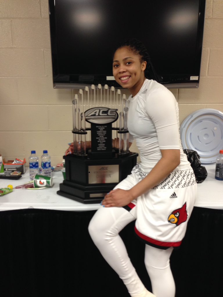 coachbethburns's tweet photo. Hey #CaliFans😎 of @UofLWBB @aricuuuh ....she made a new friend today! 👊🏾💪🏾#ACCChampions🏆#BallStopper😡 #BucketGetter #NotDoneYet https://t.co/7Uv1mbVU9e