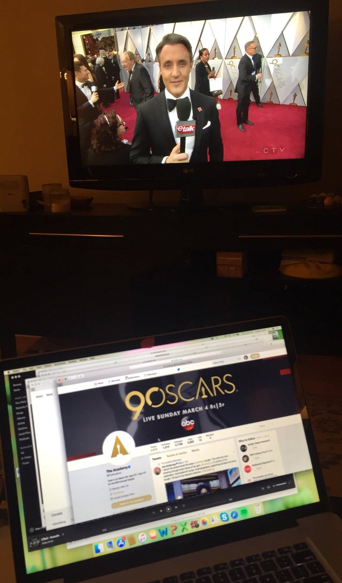 .@Oscars_2018live Red Carpet ready. #digitaledu <a href="/DonnaPapacosta/">Donna Papacosta</a> getting ready to live tweet
