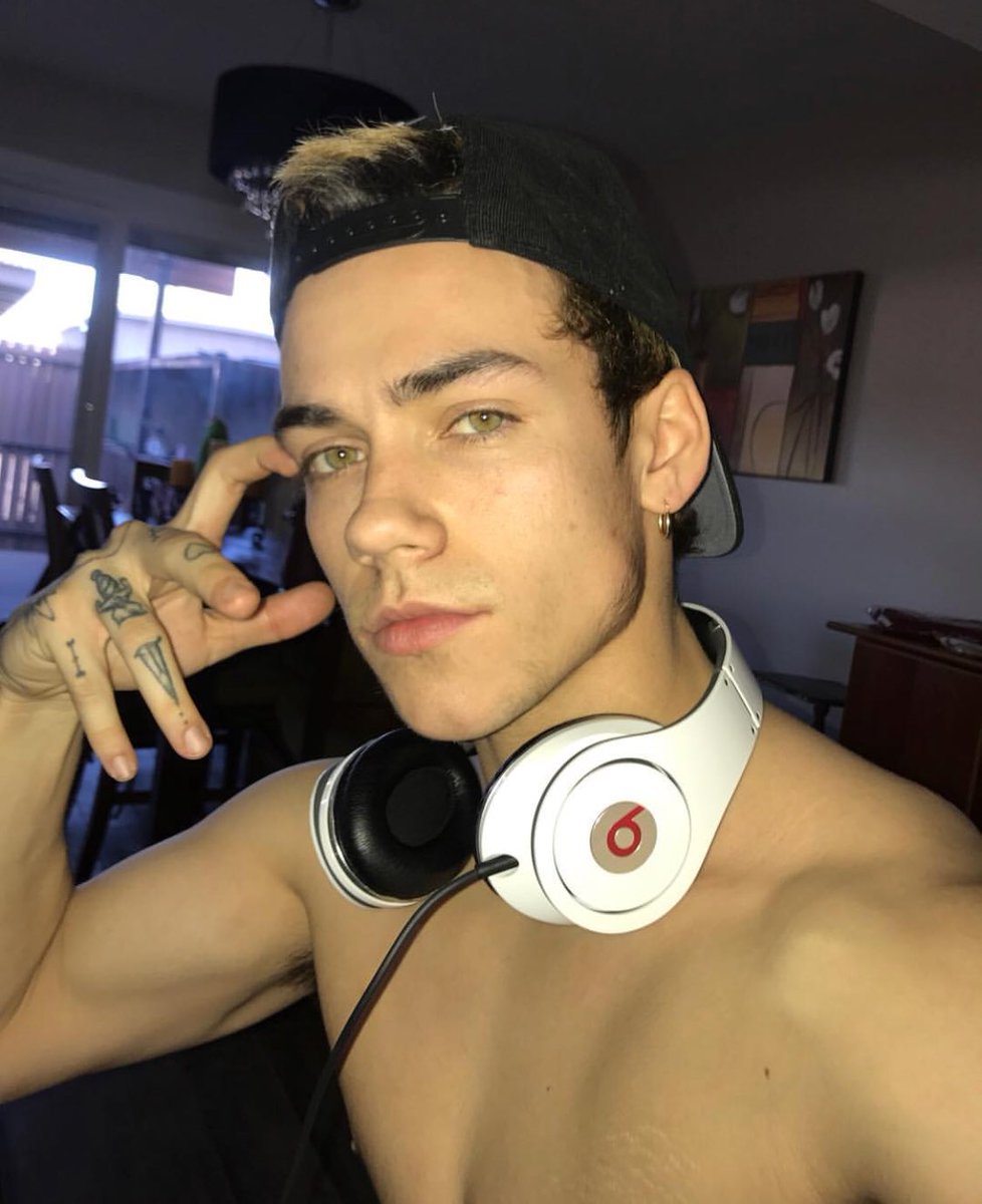 NotWesleyT's tweet photo. @httpvclvet I love you https://t.co/Dw4NZzvpMj