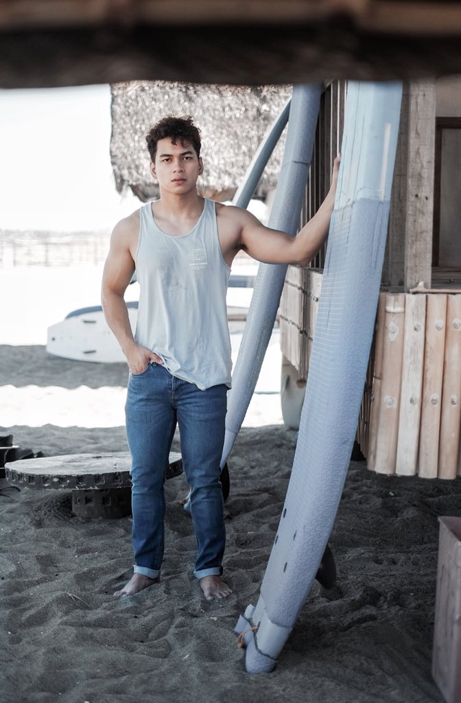 iamjammanalo's tweet photo. When expectation meets reality. The @TopmanPH stretch slim denim pants is now my favorite pair of jeans! Not skinny, but also not loose. I can still move comfortably with this fit! ππ―π #TopmanStyle #TopmanDenim https://t.co/8XMmHjwwzO