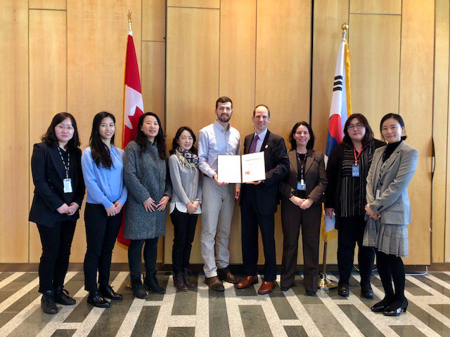 CanEmbKorea's tweet photo. The Embassy raised more than KRW 2,000,000 for the #OakTreeProject ’s Scholarship Program as part of the Government of Canada Workplace Charitable Campaign! Ambassador Walsh presented the funds to Oak Tree Project Director John-Michael Becker #PSGives_SPDonne https://t.co/Ru7DiWph4Q
