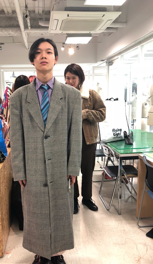 vantan17_stki's tweet photo. メンバー紹介⚡️
メイクキャスティングのこーき！（とちゃっかり映り込むディレクター（笑）
しっかりしてますが時々お茶目な一面も👀
アイデアマンのこーきのスタイリングも注目です！ https://t.co/4OsWfcFgBu