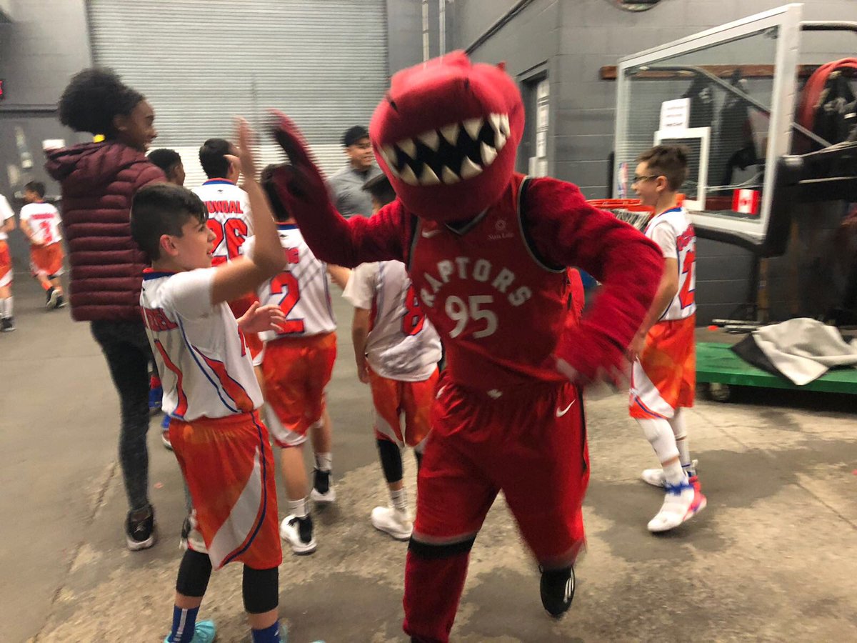 vanvef's tweet photo. Thanks @Raptors and @FredVanVleet for a great on court experience. Van Vleet my boy loved connecting over our similar last names!!  Class act as always!! https://t.co/yGvSFNOH78