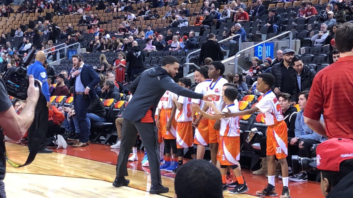 vanvef's tweet photo. Thanks @Raptors and @FredVanVleet for a great on court experience. Van Vleet my boy loved connecting over our similar last names!!  Class act as always!! https://t.co/yGvSFNOH78