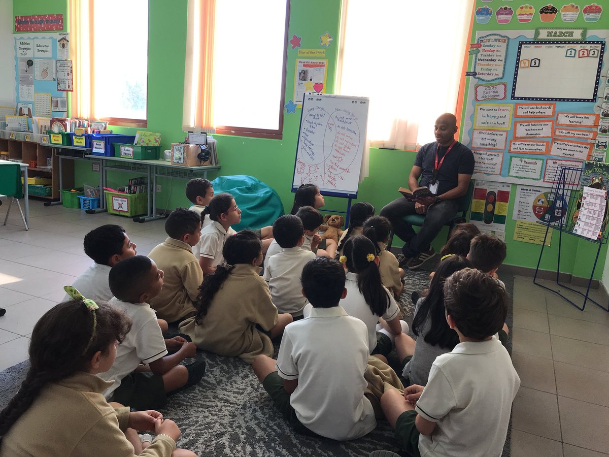 ms_gr8's tweet image. Book Week kicks off with our dads as guest readers 🎉 #BeHappyBeGCS #gcsbookweek