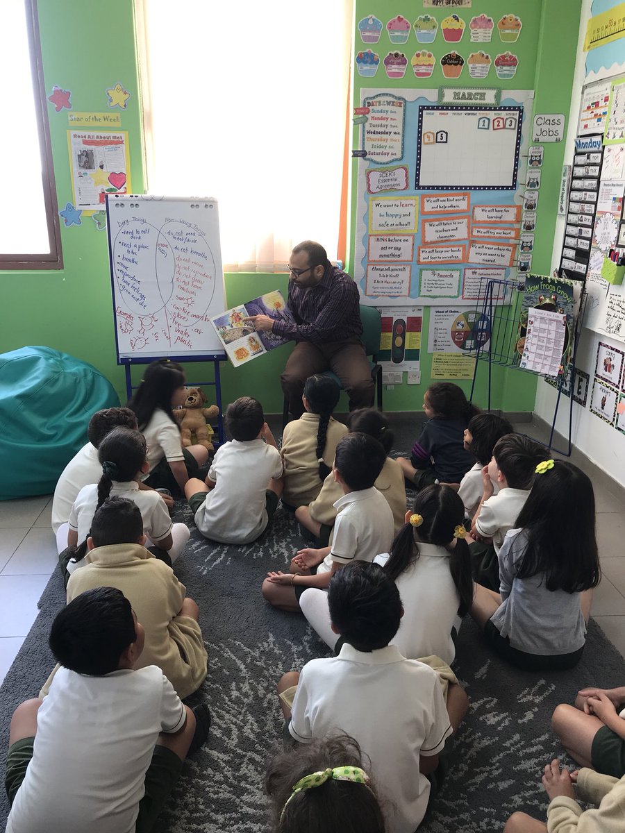 ms_gr8's tweet image. Book Week kicks off with our dads as guest readers 🎉 #BeHappyBeGCS #gcsbookweek