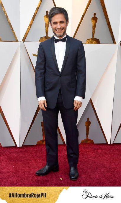 palaciohierro's tweet photo. .@GaelGarciaB nos recuerda que el smoking azul no ha desaparecido de la sastrería masculina y que el mejor accesorio es una gran sonrisa. #AlfombraRojaPH #Oscars https://t.co/TVt0kA1qSX