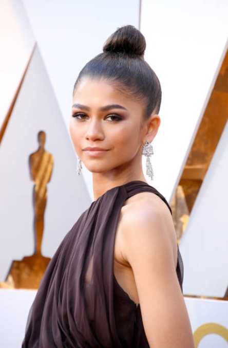 tomandlorenzo's tweet photo. .@Zendaya in @GiambattistaPR  at the #Oscars90 More red carpet pictures and commentary on our site later. #Oscars https://t.co/RvfTpOkwgV