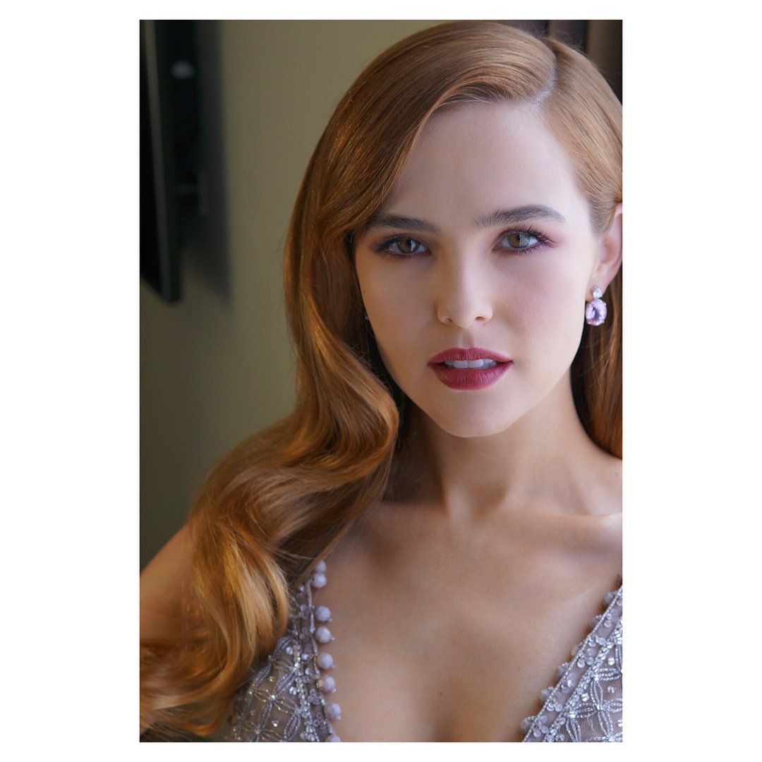 TheZoeyGalaxy's tweet image. gregoryrussellhair:
&quot;💎💙 Glossy Waves for @zoeydeutch today for the #Oscars by me using @matrix #MatrixPartner #REBONDED #StyleLink #BTS💙💎 styling @elizabethstewart1 makeup @kateleemakeup #gregoryrussellhair #zoeydeutch&quot;