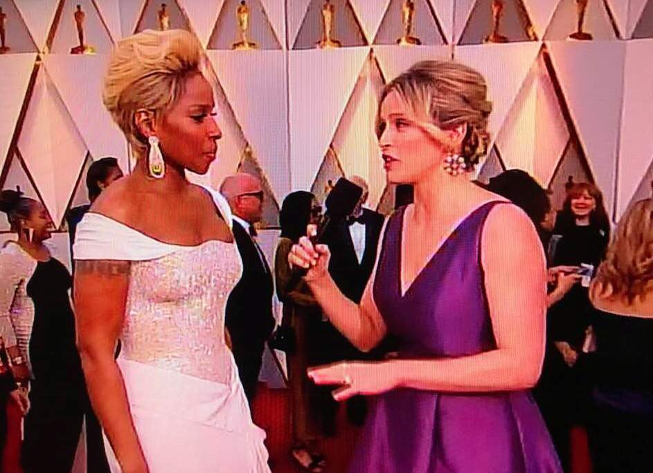 CandidCandace's tweet photo. 9 Grammys, 2 Oscar noms--the one and only @maryjblige ! #thoseearrings, #thatdo, #glamgirl, @TheAcademy https://t.co/SchPf0Ll7Q
