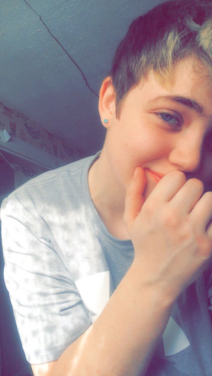kidstunnah94's tweet photo. y’all why do i feel so ugly :/ #lgbt #samcollins #justinblake #justinbieber https://t.co/PIwVd0vViJ