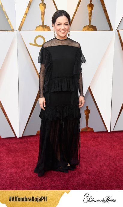 .<a href="/lafourcade/">Natalia Lafourcade</a> logró combinar en perfecto equilibrio las clásicas referencias a la belleza mexicana, como sus aretes y el cabello trenzado; con un estilo fresco y moderno con el maquillaje natural y su sencillo vestido negro de <a href="/yakampot/">Yakampot</a>.  #AlfombraRojaPH #Oscars