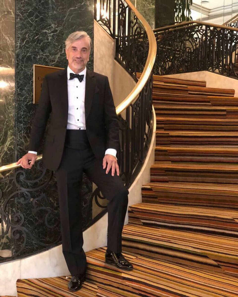 Este es el look de Francisco Reyes que está usando hoy en #TheOscars. Impecable con su traje <a href="/brooksbrothers/">Brooks Brothers</a>.chile 😍✨👏🏼.