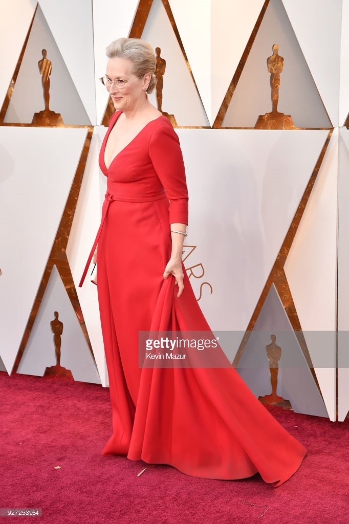 Four pictures one word red carpet lady in red dress Four pictures one word red carpet lady in red dress