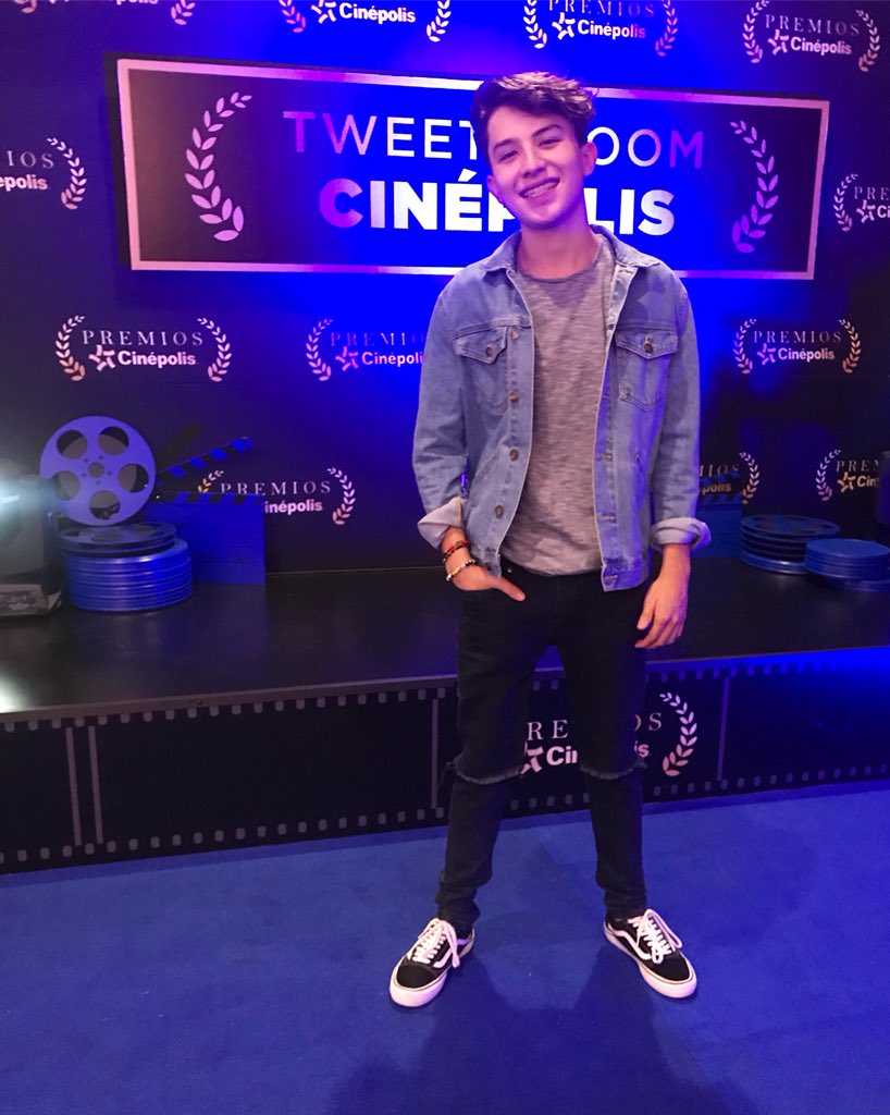 SomosWave's tweet photo. Diego Vela listo para que comience la noche más importante del cine en @cinepolismx. #Oscars #CelebrandoConCinépolis #TalentoWave https://t.co/uO08U1Y9md