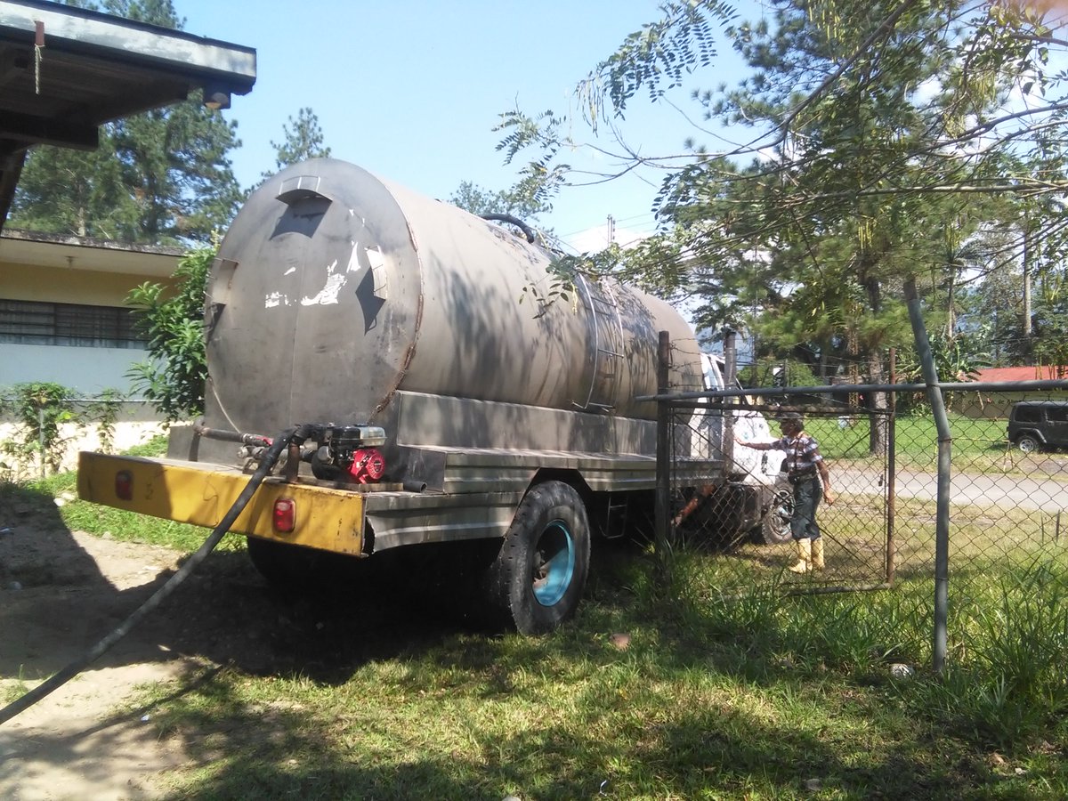LNCiprianoC's tweet photo. Agradecidos al señor Andrus Zambrano por servir de mediador entre  @torbesalcaldia y el alcalde Revolucionario @ROBERTOLOBOT para el suministro el dia 06/02/2018 de un camion cisterna con el vital liquido y mantener en funcionamiento nuestra institución. https://t.co/AhJKFGanUH