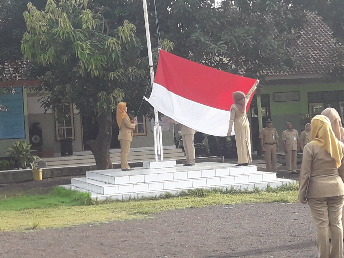 uptdblsari's tweet photo. Upacara SDN 1 watukebo hari ini seluruh dewan guru mnjadi petugas upacara...
Ini termasuk metode pendidikan dengan memberikan contoh secara langsung... @AzwarAnas_A3 @sulihtiyono3 https://t.co/beroJ5upOT