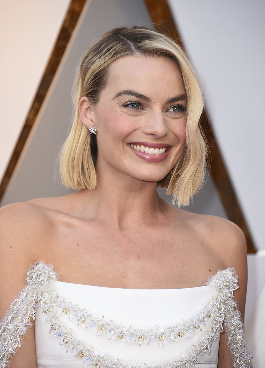 MusicMundial's tweet photo. Margot Robbie looks stunning in the #Oscars red carpet. https://t.co/z9J7cBtgA3