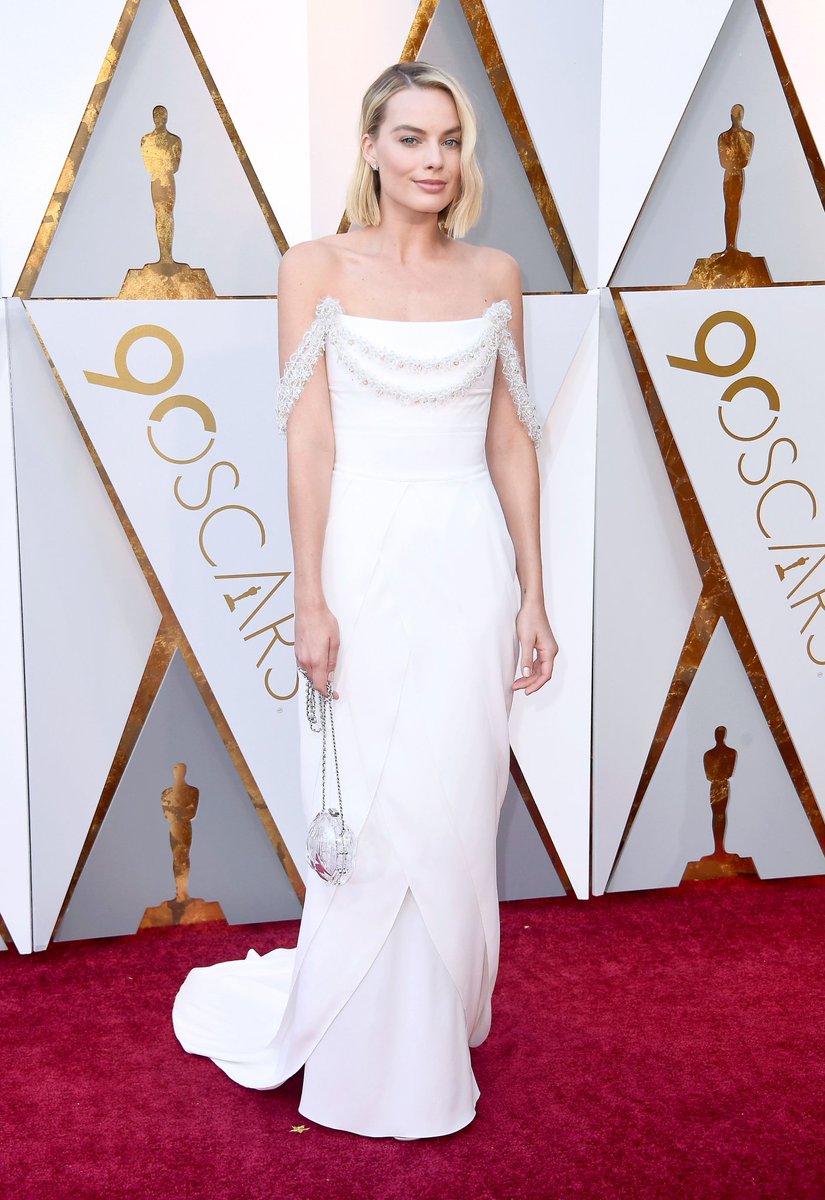 MusicMundial's tweet photo. Margot Robbie looks stunning in the #Oscars red carpet. https://t.co/z9J7cBtgA3