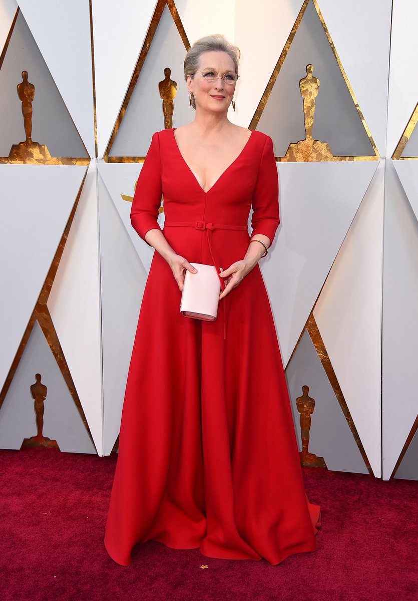 Edoardo_RC's tweet photo. The style of Meryl Streep is always amazing. I love this simple but stunning red dress. #TOfilmschool #tfsfashiondesign #tfsfashion #torontofilmschool #oscars2018 #redcarpet #etalkredcarpet https://t.co/wLsoBakGli