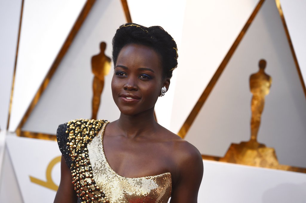 Milenio's tweet photo. Como siempre, Lupita Nyong'o da cátedra de estilo y belleza en los #Oscars 

https://t.co/Y3vt6gD96G

Lleva un Atelier Versace, ¿te gusta? https://t.co/P3OJCu16nu