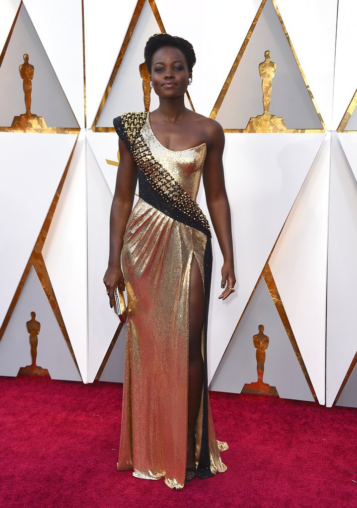 Milenio's tweet photo. Como siempre, Lupita Nyong'o da cátedra de estilo y belleza en los #Oscars 

https://t.co/Y3vt6gD96G

Lleva un Atelier Versace, ¿te gusta? https://t.co/P3OJCu16nu