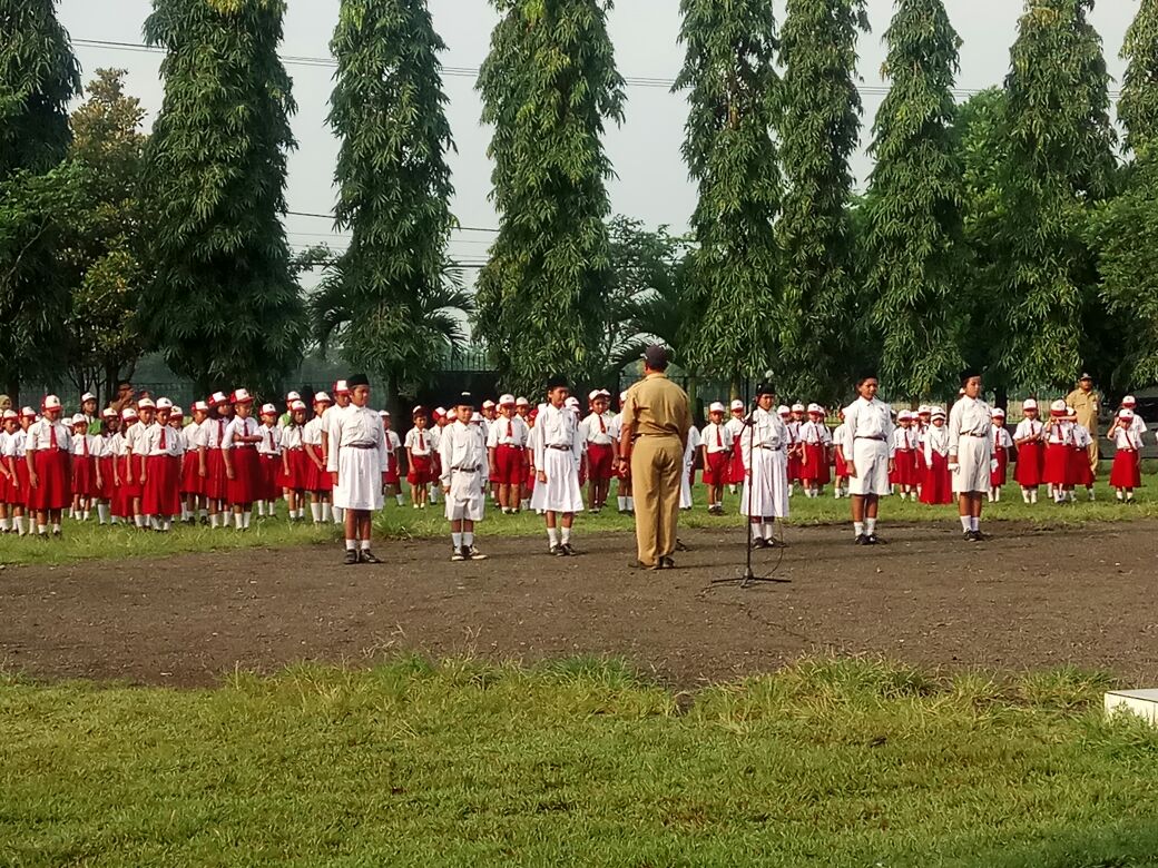 uptdblsari's tweet photo. Upacara SDN 1 watukebo hari ini seluruh dewan guru mnjadi petugas upacara...
Ini termasuk metode pendidikan dengan memberikan contoh secara langsung... @AzwarAnas_A3 @sulihtiyono3 https://t.co/beroJ5upOT