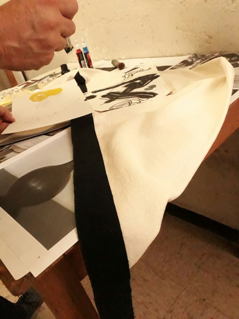 Atelier_HUB's tweet photo. Trabajando en nuestro Lab en @Atelier_HUB fusión @LiibiLu y Antonio Fariña #artistaplastico origami textil, lienzo de artista, bolsa, gatos, arte, diseño. https://t.co/Cks8DGJSUW
