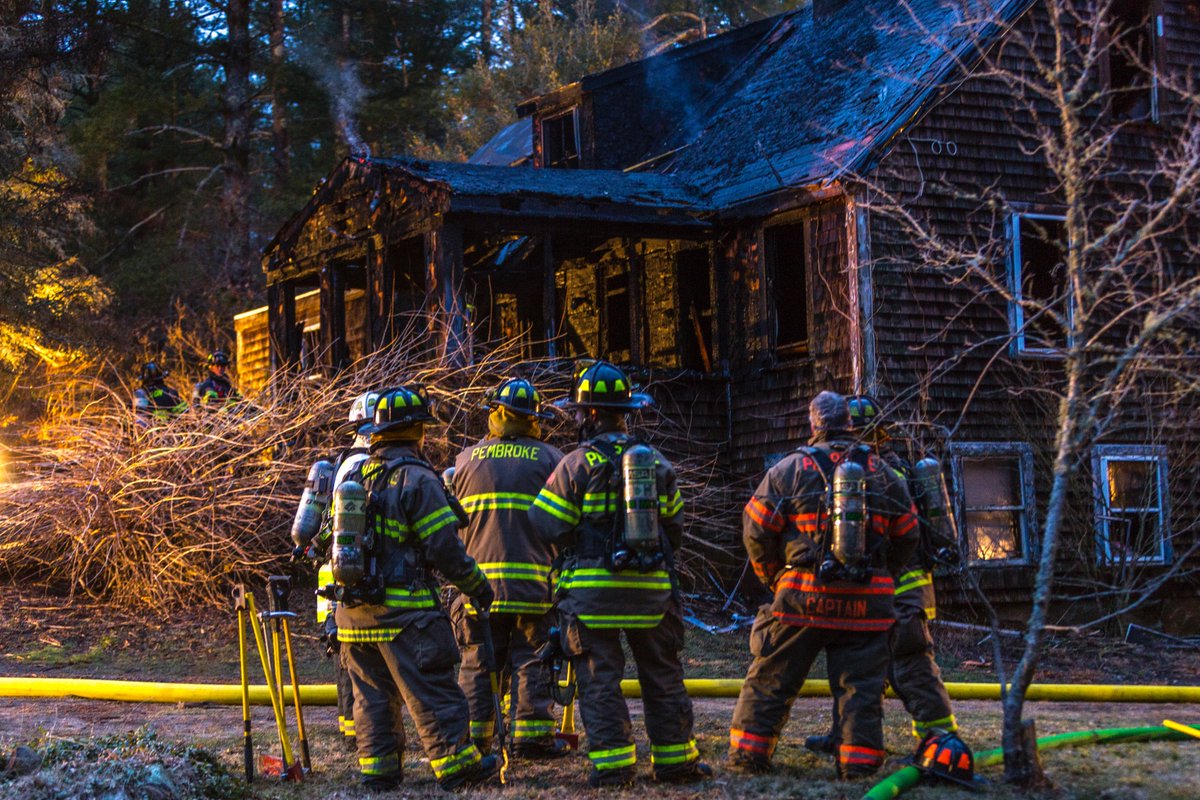 SeanMaiorano's tweet photo. 2nd Alarm 36 Winthrop St Kingston MA. @DXFD_PIO @KFD_Local2337 https://t.co/zrTREtOJEo