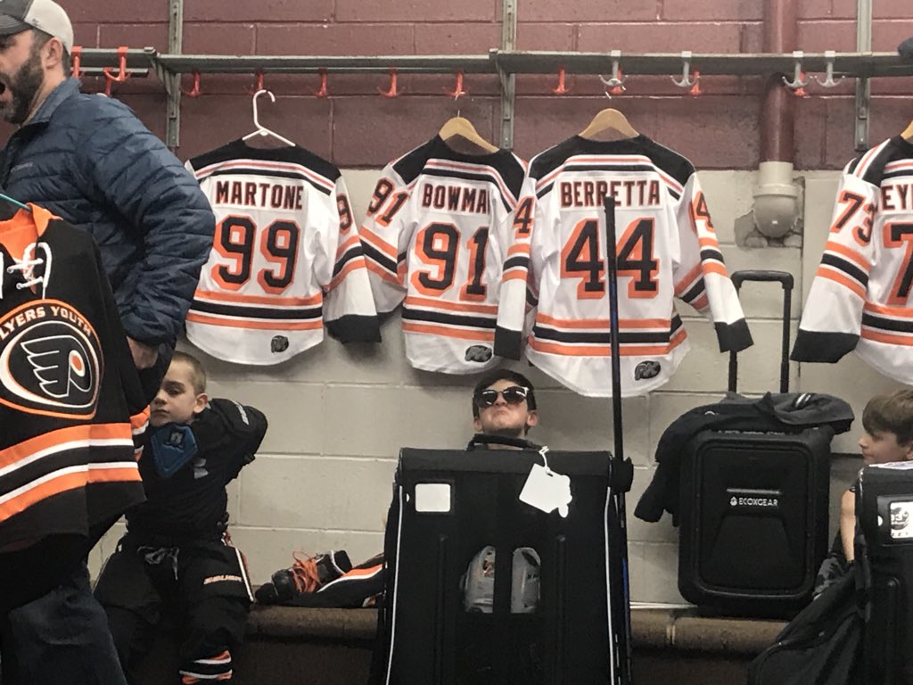 kellimike's tweet photo. Can/Am 1980 Rink and USA Locker Room for a 22-2 win.  Awesome job Mite B @FlyersYouthHC @FlyersSkateZone @CanAm https://t.co/btNnNNpI8M