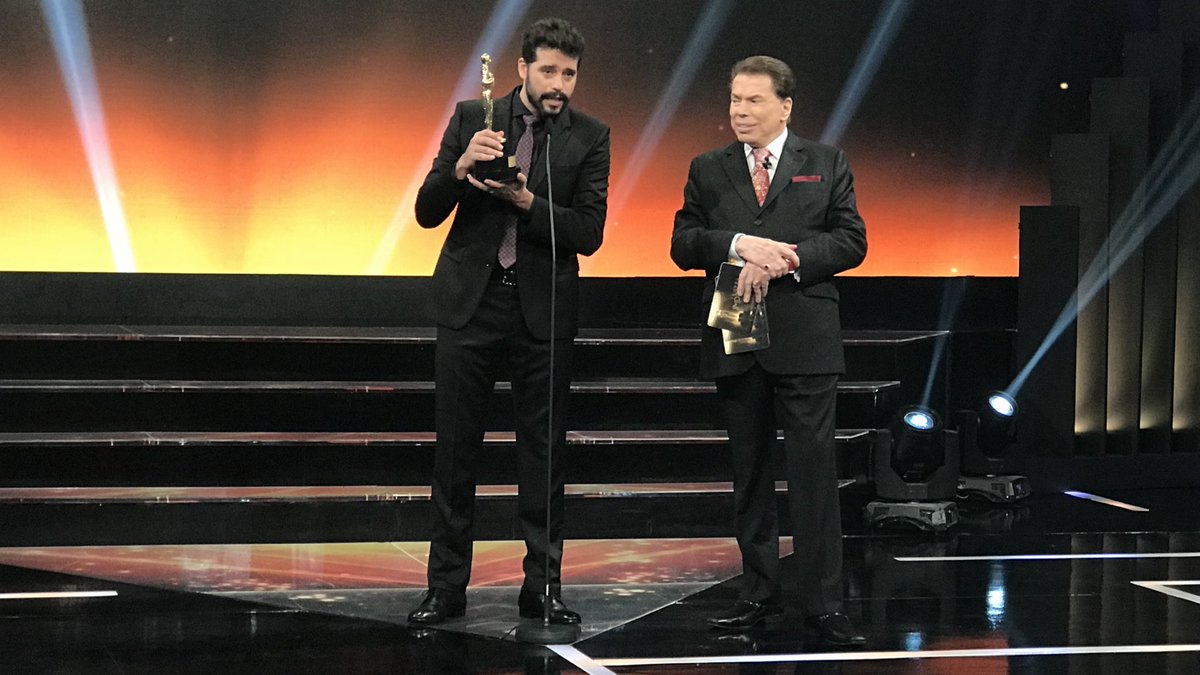 maisnovela_'s tweet image. Guilherme Winter levou o público à loucura. Ele recebeu seu troféu de Melhor Ator de 2015 pelo Moisés, de Os Dez Mandamentos: "Perdi meu pai, Vladimir, há quatro meses. De onde ele estiver está com muito orgulho do filho receber o Troféu Imprensa do Silvio Santos" #TrofeuImprensa