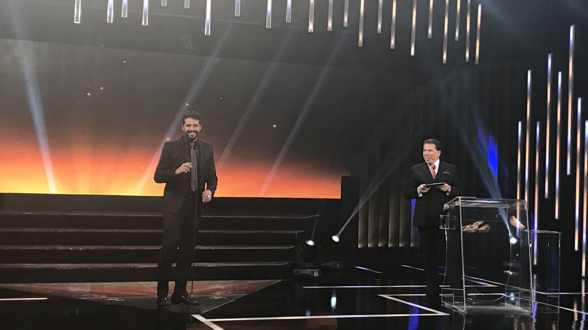 maisnovela_'s tweet image. Guilherme Winter levou o público à loucura. Ele recebeu seu troféu de Melhor Ator de 2015 pelo Moisés, de Os Dez Mandamentos: "Perdi meu pai, Vladimir, há quatro meses. De onde ele estiver está com muito orgulho do filho receber o Troféu Imprensa do Silvio Santos" #TrofeuImprensa