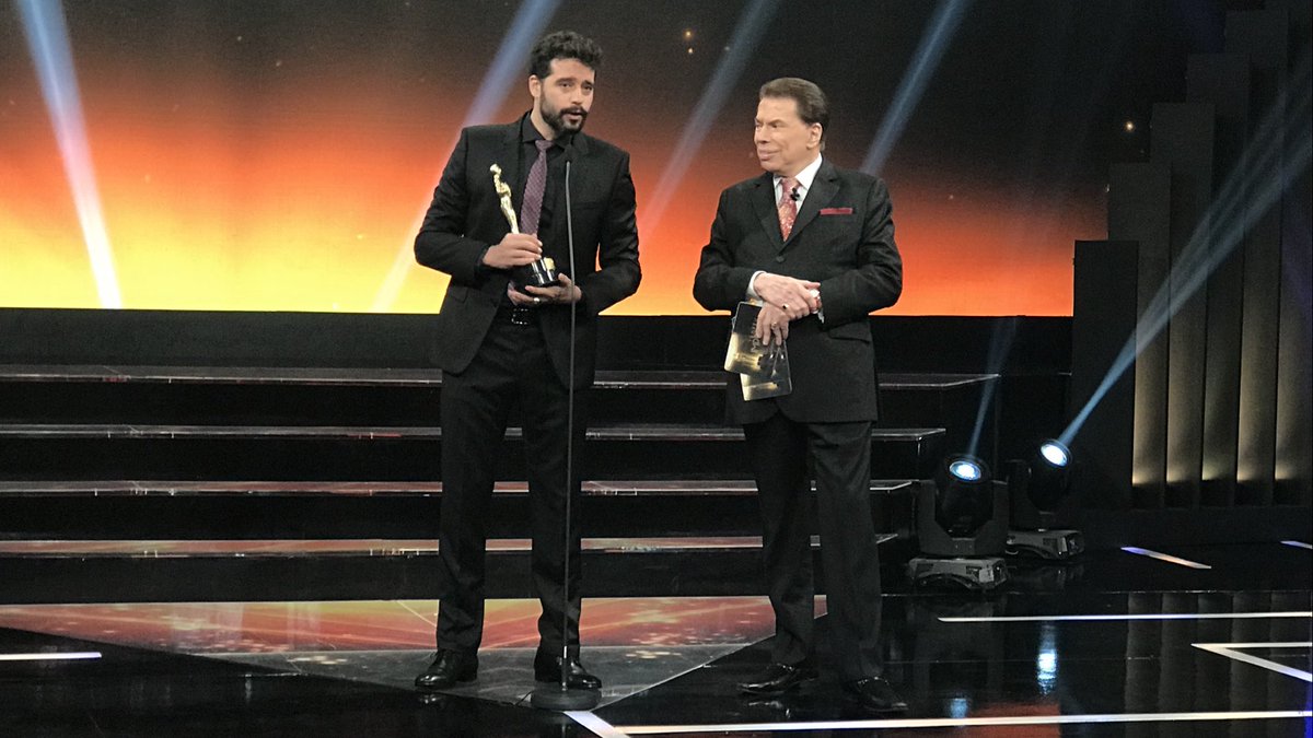 maisnovela_'s tweet image. Guilherme Winter levou o público à loucura. Ele recebeu seu troféu de Melhor Ator de 2015 pelo Moisés, de Os Dez Mandamentos: "Perdi meu pai, Vladimir, há quatro meses. De onde ele estiver está com muito orgulho do filho receber o Troféu Imprensa do Silvio Santos" #TrofeuImprensa