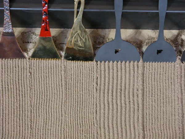 To do this a large flat comb like rake would be used, later on these developed into special tools, the hainarashi, of which there are hundreds of varieties depending on use and size (for use in hearths, for use in tea ceremony, for incense burners, etc.). Some even have sieves.