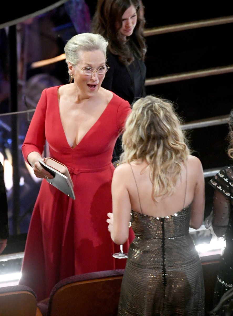 Moguei's tweet photo. Puedes molar, pero no tanto como Jennifer Lawrence buscando a Meryl Streep copa en mano por el patio de butacas 😍 #Oscars https://t.co/JjJ9xhDWiN