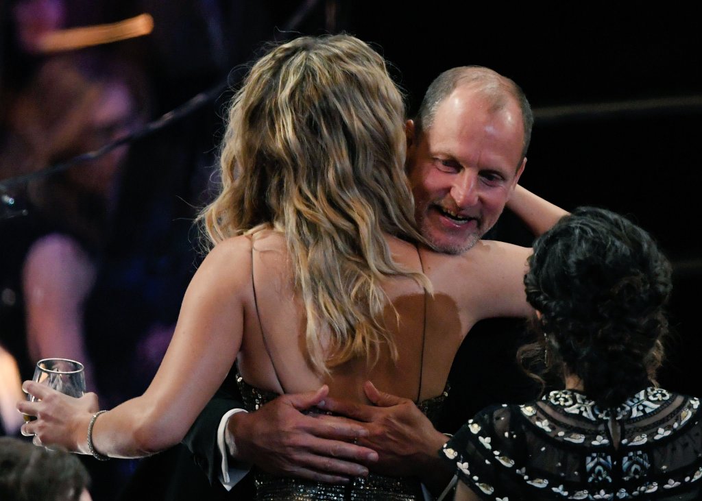 A JENNIFER ABRAÇANDO O WOODY EU TO MT EMOCIONADA QUE HAYMITCH ENCONTROU A KATNISS EM UMA FESTA DA CAPITAL