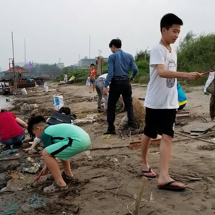 colorfulthuy's tweet photo. #Bookambassadors #greenambassadorsworldwide 
04 Mar 2018 Cleab up trash near by red river Ha Noi Viet Nam https://t.co/lslQ4mju2j