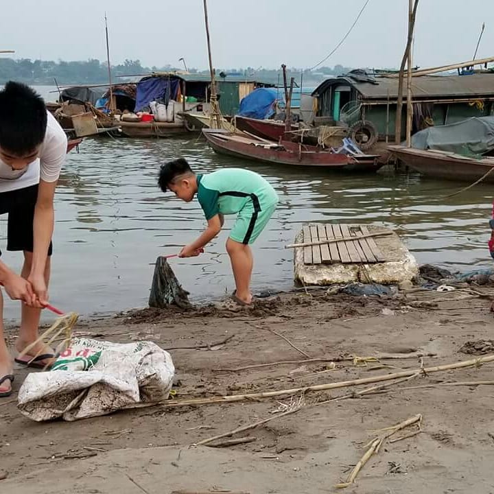 colorfulthuy's tweet photo. #Bookambassadors #greenambassadorsworldwide 
04 Mar 2018 Cleab up trash near by red river Ha Noi Viet Nam https://t.co/lslQ4mju2j