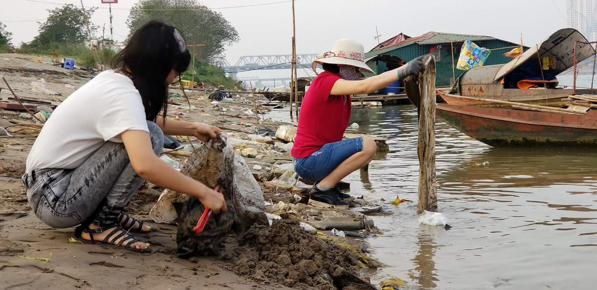 colorfulthuy's tweet photo. #Bookambassadors #greenambassadorsworldwide 
04 Mar 2018 Cleab up trash near by red river Ha Noi Viet Nam https://t.co/lslQ4mju2j