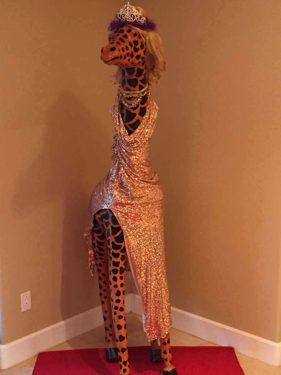 PatTheGiraffe's tweet photo. ...and the Academy Award for a best Actress goes to...Pat The Giraffe! https://t.co/y7JSi1DMlC