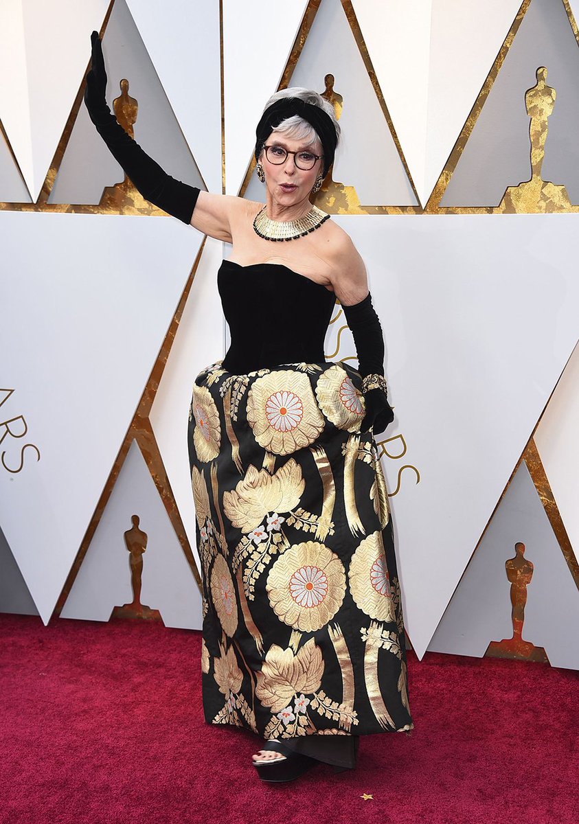 MostWantedMX's tweet photo. Los tonos y estampados metalizados fueron una fuerte tendencia en esta noche de gala y glamour de los premios #Oscars2018 algunas en llevar esta #Trend fueron #SandraBullock @Lupita_Nyongo #RitaMoreno Y @GalGadot ¿Cual lo llevo mejor? #StarsInStyle #MWMX https://t.co/m1h16kJ8Y1