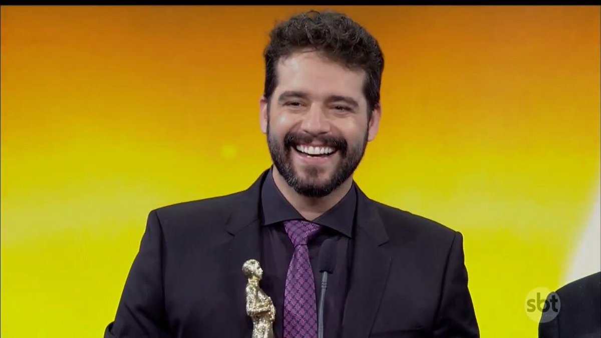 blanchettcl's tweet image. Guilherme Winter: A
Eu: Lindo, parabéns, você atuou muito bem, toma aqui o seu troféu! 
MoisesTrofeuImprensa