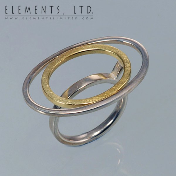ElementsLtd's tweet image. Sometimes is all about the balance.  18K yellow gold and sterling silver ring by @janiskerman .
#Balance #BoldRing #SimplisticDesign