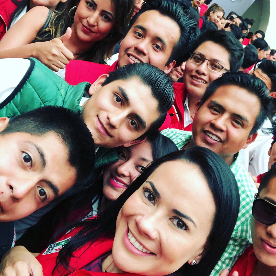 LFHuitron's tweet photo. Los @chavosrededomex le entramos con todo para apoyar a mi paisana @AlejandraDMV mujer de falda bien puesta y al maestro de maestros el DR. @CCQ_PRI #VamosAGanar https://t.co/jkxaGJRrNA