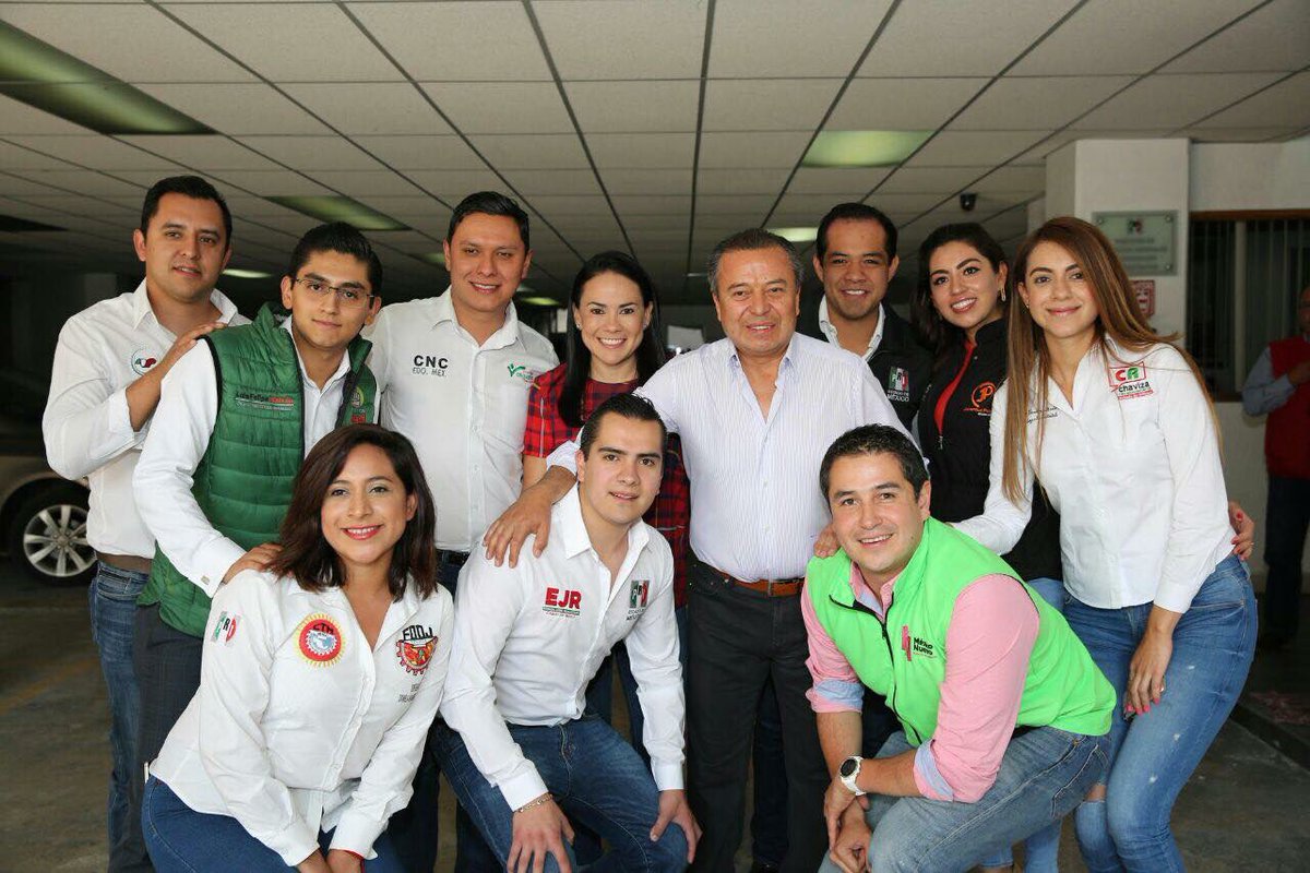 LFHuitron's tweet photo. Los @chavosrededomex le entramos con todo para apoyar a mi paisana @AlejandraDMV mujer de falda bien puesta y al maestro de maestros el DR. @CCQ_PRI #VamosAGanar https://t.co/jkxaGJRrNA