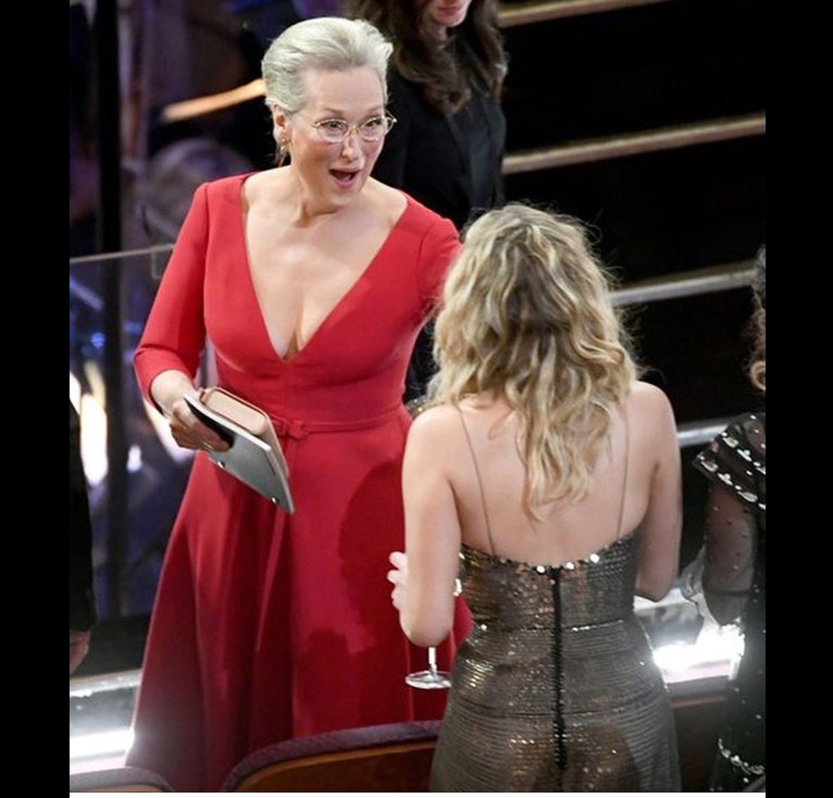 evaki20120's tweet photo. Iconic!  #Oscars #JenniferLawrance #MerylStreep https://t.co/kY8D2vxM05