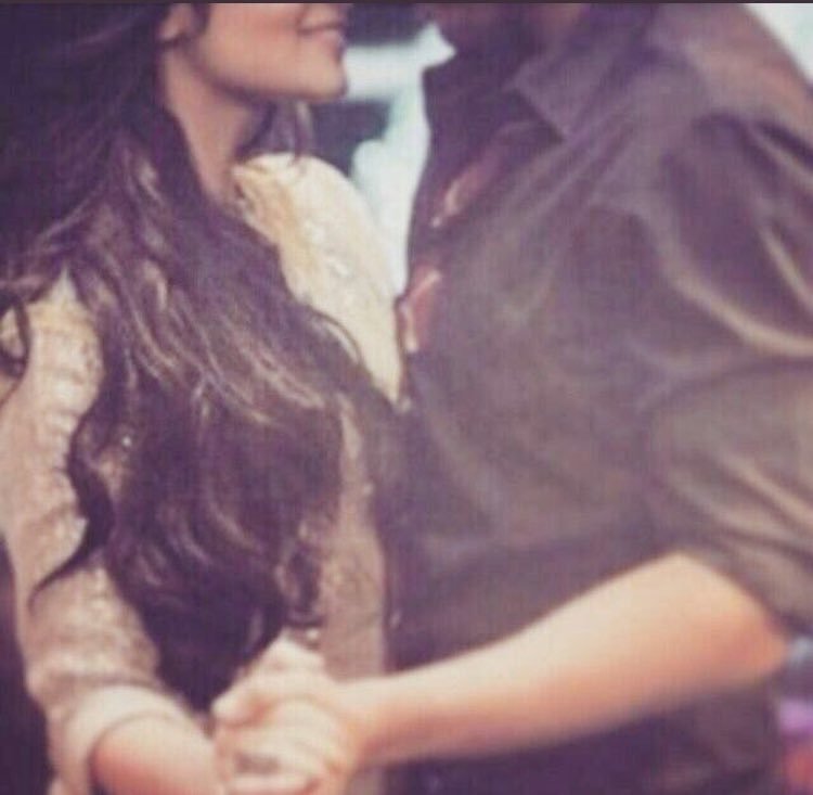 وعلى عينيها تتلي آيه واحدة إقرأ باسم ربك الذي خلق ...❤️