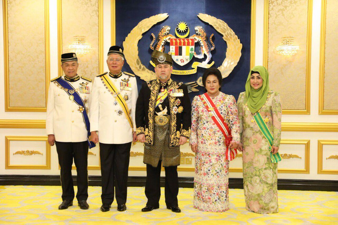 NajibRazak's tweet photo. Mengiringi Seri Paduka Baginda Yang di-Pertuan Agong Sultan Muhammad V bagi Istiadat Pembukaan Mesyuarat Pertama Penggal Keenam Parlimen Ke-13 pagi ini. https://t.co/AIDKcOleSt